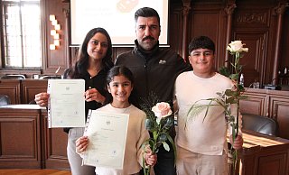 Haifa Jirdo (l.) und ihr Mann Omer Alyas mit ihren beiden Kindern. Gemeinsam mit ihrer Tochter nahm die aus dem Irak stammende Frau die Einbürgerungsurkunde entgegen. - Björn Kenter Haifa Jirdo (l.) und ihr Mann Omer Alyas mit ihren beiden Kindern. Gemeinsam mit ihrer Tochter nahm die aus dem Irak stammende Frau die Einbürgerungsurkunde entgegen. - Björn Kenter