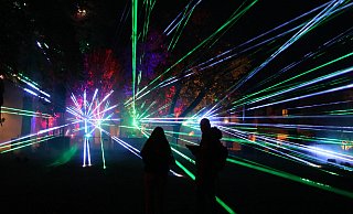 Bei der Lasershow stehen die Besucher mittendrin. - Simone Flörke Bei der Lasershow stehen die Besucher mittendrin. - Simone Flörke
