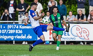 In der ersten Runde des Fußball-Westfalenpokals gewinnt Regionalligist FC Gütersloh souverän beim Landesligisten VfL Kamen. Paolo Maiella (r.) ist dabei einer der auffälligsten Gütersloher. - Kamil Wilkowski In der ersten Runde des Fußball-Westfalenpokals gewinnt Regionalligist FC Gütersloh souverän beim Landesligisten VfL Kamen. Paolo Maiella (r.) ist dabei einer der auffälligsten Gütersloher. - Kamil Wilkowski