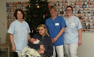 Still- und Laktationsberaterin Andrea Müller (v.l.), Stephanie Schäfer mit Niaz, Hebamme Karin Rebbe und Hebammenstudentin Elisa Werny freuen sich über das Neujahrsbaby. - St. Vincenz-Kliniken Still- und Laktationsberaterin Andrea Müller (v.l.), Stephanie Schäfer mit Niaz, Hebamme Karin Rebbe und Hebammenstudentin Elisa Werny freuen sich über das Neujahrsbaby. - St. Vincenz-Kliniken