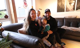 Christina und Christopher Schake mit ihren Kindern Cooper und Caissy in ihrem Haus in Schweicheln. - Björn Kenter Christina und Christopher Schake mit ihren Kindern Cooper und Caissy in ihrem Haus in Schweicheln. - Björn Kenter