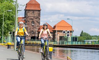 Der Weserradweg ist der beliebteste Fernradweg Deutschlands. 55 Kilometer des Radwegs führen durch den Kreis Minden-Lübbecke und auch direkt an der Schachtschleuse und dem Wasserstraßenkreuz entlang. - Teutoburger Wald Tourismus/Patrick Gawandtka Der Weserradweg ist der beliebteste Fernradweg Deutschlands. 55 Kilometer des Radwegs führen durch den Kreis Minden-Lübbecke und auch direkt an der Schachtschleuse und dem Wasserstraßenkreuz entlang. - Teutoburger Wald Tourismus/Patrick Gawandtka