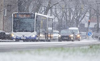 Ein Bus fährt durchs Schneetreiben in Paderborn - kurz darauf wird der Betrieb eingestellt. - Niklas Tüns Ein Bus fährt durchs Schneetreiben in Paderborn - kurz darauf wird der Betrieb eingestellt. - Niklas Tüns