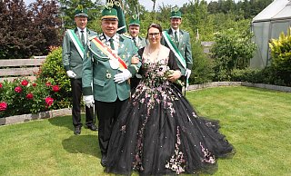 Das Königspaar Stefan und Yvonne Goeken mit den Fahnenoffizieren Christoph Papenkordt, Janik Koch und Jan Lütkemeier. - Johannes Büttner Das Königspaar Stefan und Yvonne Goeken mit den Fahnenoffizieren Christoph Papenkordt, Janik Koch und Jan Lütkemeier. - Johannes Büttner