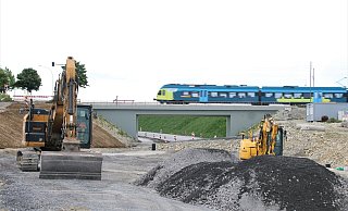 Die Züge rollen längst über die neue Bahnunterführung bei Paderborn-Benhausen. Darunter bauen Arbeiter den neuen Teil der Eggestraße (L755). - Rajkumar Mukherjee Die Züge rollen längst über die neue Bahnunterführung bei Paderborn-Benhausen. Darunter bauen Arbeiter den neuen Teil der Eggestraße (L755). - Rajkumar Mukherjee
