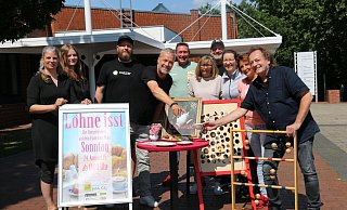 Freuen sich auf den Löhner Bürgerbrunch: Maren Werner, Helena Klocke (v. l., beide Kulturbüro), Tim Teilkemeier (Kinder- und Jugendarbeit), Dirk Hinke (Kulturbüro), Nico Sielermann (Vitale City), Heidrun Jahn-Wefelmeier (Bahnhofsverein), Thorsten Wessel (Vitale City), Bettina Pahlen (Bahnhofsverein), Antje Beck und Bernd Ritter (beide Vitale City). - Anthea Moschner Freuen sich auf den Löhner Bürgerbrunch: Maren Werner, Helena Klocke (v. l., beide Kulturbüro), Tim Teilkemeier (Kinder- und Jugendarbeit), Dirk Hinke (Kulturbüro), Nico Sielermann (Vitale City), Heidrun Jahn-Wefelmeier (Bahnhofsverein), Thorsten Wessel (Vitale City), Bettina Pahlen (Bahnhofsverein), Antje Beck und Bernd Ritter (beide Vitale City). - Anthea Moschner