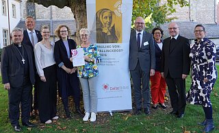 Den ersten Platz beim Jungen Ehrenamt belegt das Projekt Warm ums Herz von youngcaritas des Sozialdienstes katholischer Frauen (SkF) Warburg. (von links) Erzbischof Dr. Udo Markus Bentz, MdL Matthias Göken, Stiftungsvorsitzende Petra Brinkmann, Preisträgerinnen Daniela Dahlmann und Edeltraut Gierling-Mayer (beide SkF Warburg), Diözesan-Caritasdirektor Ralf Nolte, Geschäftsführerin Nadine Mersch, Domkapitular Dr. Thomas Witt (Vorsitzender Diözesan-Caritasrat) und Diözesan-Caritasdirektorin Esther van Bebber. Foto: cpd / Miriam Konietzny - cpd / Miriam Konietzny Den ersten Platz beim Jungen Ehrenamt belegt das Projekt Warm ums Herz von youngcaritas des Sozialdienstes katholischer Frauen (SkF) Warburg. (von links) Erzbischof Dr. Udo Markus Bentz, MdL Matthias Göken, Stiftungsvorsitzende Petra Brinkmann, Preisträgerinnen Daniela Dahlmann und Edeltraut Gierling-Mayer (beide SkF Warburg), Diözesan-Caritasdirektor Ralf Nolte, Geschäftsführerin Nadine Mersch, Domkapitular Dr. Thomas Witt (Vorsitzender Diözesan-Caritasrat) und Diözesan-Caritasdirektorin Esther van Bebber. Foto: cpd / Miriam Konietzny - cpd / Miriam Konietzny
