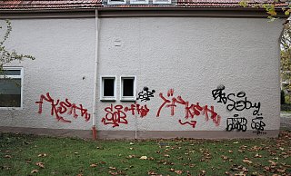 Neben der Fassade eines Geschäftshauses wurden auch zwei Autos in Bad Lippspringe mit schwarzer und roter Farbe besprüht. - Polizei Paderborn Neben der Fassade eines Geschäftshauses wurden auch zwei Autos in Bad Lippspringe mit schwarzer und roter Farbe besprüht. - Polizei Paderborn