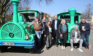 Darüber, dass Minna (l.) und Emil in Kürze wieder an den Start gehen, freuen sich Fahrer Stephan Schlomann (l.), Gerhard Göttsche (Verkehrsverein), Sezen Funke (Volksbank), Michael Gronau (Verkehrsverein), Stefanie Dettmer (Dalpke Group), Arndt Viering (Sparkasse) und Fahrer Jörg Gropp. Nicht dabei sein konnte Emal Atmar, der dritte Fahrer im Bunde. - Elke Niedringhaus-Haasper Darüber, dass Minna (l.) und Emil in Kürze wieder an den Start gehen, freuen sich Fahrer Stephan Schlomann (l.), Gerhard Göttsche (Verkehrsverein), Sezen Funke (Volksbank), Michael Gronau (Verkehrsverein), Stefanie Dettmer (Dalpke Group), Arndt Viering (Sparkasse) und Fahrer Jörg Gropp. Nicht dabei sein konnte Emal Atmar, der dritte Fahrer im Bunde. - Elke Niedringhaus-Haasper