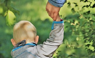 Kinder, die aus schwierigen Verhältnissen kommen, wünschen sich bei einer Pflegefamilie Geborgenheit und Sicherheit. - Fachdienst Kinder, die aus schwierigen Verhältnissen kommen, wünschen sich bei einer Pflegefamilie Geborgenheit und Sicherheit. - Fachdienst