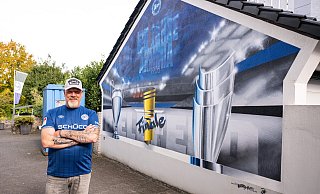 Dirk Westerwinter hat sich die legendäre Saison 2024/25 auf seiner Garagenwand verewigen lassen. - Teresa Kroeger Dirk Westerwinter hat sich die legendäre Saison 2024/25 auf seiner Garagenwand verewigen lassen. - Teresa Kroeger