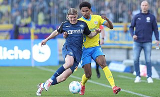 Beim letzten SCP-Auftritt in Braunschweig agierte Felix Götze (l.), hier gegen Eintracht-Akteur Sanoussy Ba, auf der ungewohnten Achterposition. Ob Paderborns Kapitän am Freitag spielen kann, ist noch offen. - IMAGO/Jan Huebner Beim letzten SCP-Auftritt in Braunschweig agierte Felix Götze (l.), hier gegen Eintracht-Akteur Sanoussy Ba, auf der ungewohnten Achterposition. Ob Paderborns Kapitän am Freitag spielen kann, ist noch offen. - IMAGO/Jan Huebner