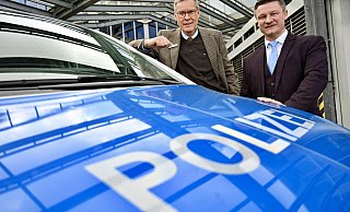 Güterslohs Landrat Sven-Georg Adenauer (l.) legt gemeinsam mit Kriminaldirektor Marco Krause, Leiter der Direktion Kriminalität, die Polizeiliche Kriminalstatistik 2024 vor. - Wolfgang Wotke Güterslohs Landrat Sven-Georg Adenauer (l.) legt gemeinsam mit Kriminaldirektor Marco Krause, Leiter der Direktion Kriminalität, die Polizeiliche Kriminalstatistik 2024 vor. - Wolfgang Wotke