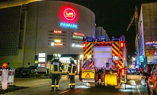Die Feuerwehr rückte mit einem Großaufgebot zum Parkhaus an der Zimmerstraße aus. - Paul Brinkmann Die Feuerwehr rückte mit einem Großaufgebot zum Parkhaus an der Zimmerstraße aus. - Paul Brinkmann