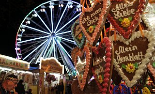 Das Riesenrad als Wahrzeichen, das Lebkuchenherz als Kirmes-Klassiker: Die süße Leckerei gibt es in unterschiedlichen Größen. - Dieter Scholz Das Riesenrad als Wahrzeichen, das Lebkuchenherz als Kirmes-Klassiker: Die süße Leckerei gibt es in unterschiedlichen Größen. - Dieter Scholz