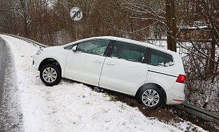 Der Pkw rutschte in den Graben. - Polizei Höxter Der Pkw rutschte in den Graben. - Polizei Höxter