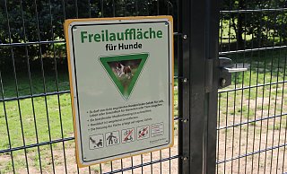 Herfords Hundewiese im Bereich der Ackerstraße/Kornstraße/Strothkamp steht aktuell auf dem Prüfstand, nachdem sich zahlreiche Anwohner über Lärm und Parkplatzprobleme beschwert haben. Nun rückt eine Alternative im Herforder Süden in den Fokus. - Claus Frickemeier Herfords Hundewiese im Bereich der Ackerstraße/Kornstraße/Strothkamp steht aktuell auf dem Prüfstand, nachdem sich zahlreiche Anwohner über Lärm und Parkplatzprobleme beschwert haben. Nun rückt eine Alternative im Herforder Süden in den Fokus. - Claus Frickemeier