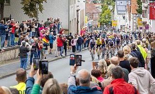 Hunderte Menschen haben sich angeschaut, wie die Profi-Radfahrer während der Lidl Deutschland-Tour durch den Bürener Ortskern und vorbei an der Kirche St. Nikolaus fahren. - Niklas Tüns Hunderte Menschen haben sich angeschaut, wie die Profi-Radfahrer während der Lidl Deutschland-Tour durch den Bürener Ortskern und vorbei an der Kirche St. Nikolaus fahren. - Niklas Tüns