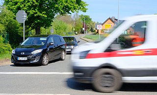 Die Haltelinie der Ringstraße markiert zugleich die Fahrbahn der Werster Straße. Die wenigsten Autofahrer stoppen hier. Nun gilt in Richtung Löhne Tempo 50. - Ulf Hanke Die Haltelinie der Ringstraße markiert zugleich die Fahrbahn der Werster Straße. Die wenigsten Autofahrer stoppen hier. Nun gilt in Richtung Löhne Tempo 50. - Ulf Hanke