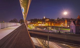 Die Fußgängerbrücke verläuft parallel zur Straße Johannistal über den Ostwestfalendamm in Bielefeld. - jonek.fotografie.de Die Fußgängerbrücke verläuft parallel zur Straße Johannistal über den Ostwestfalendamm in Bielefeld. - jonek.fotografie.de