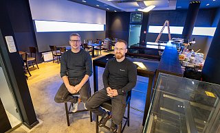 Christoph Feldmann (l.) und Rudolf Reiz haben ihre sicheren Jobs aufgegeben, um in Paderborn eine Gaming-Bar zu eröffnen. - Niklas Tüns Christoph Feldmann (l.) und Rudolf Reiz haben ihre sicheren Jobs aufgegeben, um in Paderborn eine Gaming-Bar zu eröffnen. - Niklas Tüns