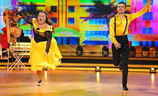 "Selfiesandra" aus Bielefeld und ihr Tanzpartner Zsolt Sándor Cseke gehören zu den Publikumslieblingen bei "Let's Dance" 2025. - RTL / Stefan Gregorowius "Selfiesandra" aus Bielefeld und ihr Tanzpartner Zsolt Sándor Cseke gehören zu den Publikumslieblingen bei "Let's Dance" 2025. - RTL / Stefan Gregorowius