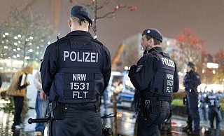 Polizisten stoppten drei der Tatverdächtigen kurz nach der Tat auf dem Bielefelder Kesselbrink. - Symbolfoto: Oliver Krato Polizisten stoppten drei der Tatverdächtigen kurz nach der Tat auf dem Bielefelder Kesselbrink. - Symbolfoto: Oliver Krato