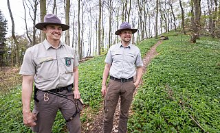 Maximilian Köhn (l) erklärt, was beim Pflücken von Bärlauch zu wissen ist. Er und sein Kollege Aaron Gellern (r) sind Ranger. - Oliver Krato Maximilian Köhn (l) erklärt, was beim Pflücken von Bärlauch zu wissen ist. Er und sein Kollege Aaron Gellern (r) sind Ranger. - Oliver Krato