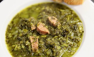 Von der Kochforschergruppe des Kreisheimatvereins angerichtet: Grünkohl mit Wurst. Dazu gibt es Brot. Die Kartoffel wurde erst spät Teil des Gerichts. - Frank-Michael Kiel-Steinkamp Von der Kochforschergruppe des Kreisheimatvereins angerichtet: Grünkohl mit Wurst. Dazu gibt es Brot. Die Kartoffel wurde erst spät Teil des Gerichts. - Frank-Michael Kiel-Steinkamp