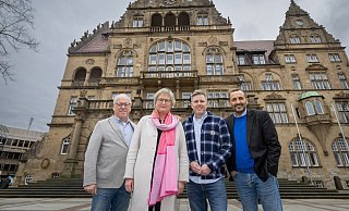 Kandidatenvorstellung: Die SPD hat ihre Traumkandidatin gefunden. Im Beisein von Oberbürgermeister Pit Clausen (l.) stellen SPD-Fraktionschef Riza Öztürk (r.) und Geschäftsführer Björn Klaus Birgit Beckermann aus Nordhorn vor. Ab Juli hat sie aller Voraussicht nach ihr Büro im Bielefelder Rathaus, - Oliver Krato Kandidatenvorstellung: Die SPD hat ihre Traumkandidatin gefunden. Im Beisein von Oberbürgermeister Pit Clausen (l.) stellen SPD-Fraktionschef Riza Öztürk (r.) und Geschäftsführer Björn Klaus Birgit Beckermann aus Nordhorn vor. Ab Juli hat sie aller Voraussicht nach ihr Büro im Bielefelder Rathaus, - Oliver Krato