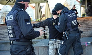 Die Polizei will mit Null-Toleranz-Politik der zunehmenden Gewaltbereitschaft in der Stadt entgegentreten. Speziell der Kesselbrink ist hier auffällig. - BARBARA FRANKE Die Polizei will mit Null-Toleranz-Politik der zunehmenden Gewaltbereitschaft in der Stadt entgegentreten. Speziell der Kesselbrink ist hier auffällig. - BARBARA FRANKE