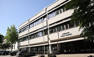 Am Gymnasium Schloß Neuhaus wird in diesem und im nächsten Jahr der Gebäudeteil Block 20 saniert, um drei zusätzliche Räume zu bekommen. - Archivfoto Jens Reddeker Am Gymnasium Schloß Neuhaus wird in diesem und im nächsten Jahr der Gebäudeteil Block 20 saniert, um drei zusätzliche Räume zu bekommen. - Archivfoto Jens Reddeker