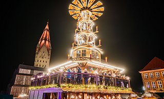 Die 20 Meter hohe Paderborner Weihnachtspyramide ziert in diesem Jahr die Weihnachtsmarkttassen. - Besim Mazhiqi/Stadt Paderborn Die 20 Meter hohe Paderborner Weihnachtspyramide ziert in diesem Jahr die Weihnachtsmarkttassen. - Besim Mazhiqi/Stadt Paderborn