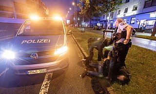 Die Polizei musste den Mann, der sich vehement wehrte, wie hier zu Boden bringen und auf die Wache geleiten. - Symbolfoto: Oliver Krato Die Polizei musste den Mann, der sich vehement wehrte, wie hier zu Boden bringen und auf die Wache geleiten. - Symbolfoto: Oliver Krato