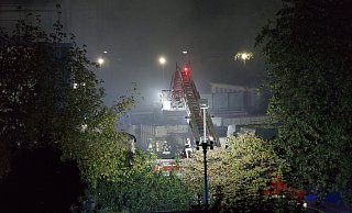Neben der Berufsfeuerwehr waren auch mehrere Löschzüge beim Entsorger im Einsatz. - Bastian Seehaus Neben der Berufsfeuerwehr waren auch mehrere Löschzüge beim Entsorger im Einsatz. - Bastian Seehaus