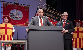Paderborner Schausteller Bethel Thelen und Bürgermeister Michael Dreier waren in Hamburg bei dem diesjährigen Delegiertentreffen der Schausteller - und hatten eine Überraschung mit im Gepäck. - Deutscher Schaustellerbund/Henning Anger Paderborner Schausteller Bethel Thelen und Bürgermeister Michael Dreier waren in Hamburg bei dem diesjährigen Delegiertentreffen der Schausteller - und hatten eine Überraschung mit im Gepäck. - Deutscher Schaustellerbund/Henning Anger