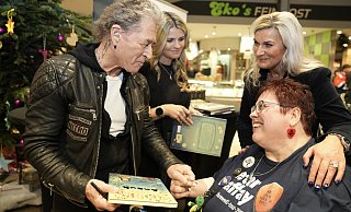 Exklusive Buchsignierstunde mit Peter Maffay und Hendrikje Balsmeyer im Marktkauf Bielefeld-Oldentrup. - Peter Unger Exklusive Buchsignierstunde mit Peter Maffay und Hendrikje Balsmeyer im Marktkauf Bielefeld-Oldentrup. - Peter Unger