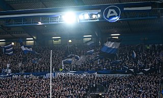 Die Alm in Bielefeld ist ein besonderer Fußball-Schauplatz, erst recht unter Flutlicht. - Teresa. Kroeger Die Alm in Bielefeld ist ein besonderer Fußball-Schauplatz, erst recht unter Flutlicht. - Teresa. Kroeger