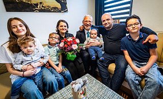 Bezirksbürgermeister Jesco von Kuczkowski (Mitte) gratuliert Familie Tahiraj: (v.l) Nisa (13), Eldon (2), Eljan (6), Mutter Kujtesa (41), Baby Eltrim (5 Monate), Vater Fatos (38) und Emilian (10). - Sarah Jonek Bezirksbürgermeister Jesco von Kuczkowski (Mitte) gratuliert Familie Tahiraj: (v.l) Nisa (13), Eldon (2), Eljan (6), Mutter Kujtesa (41), Baby Eltrim (5 Monate), Vater Fatos (38) und Emilian (10). - Sarah Jonek