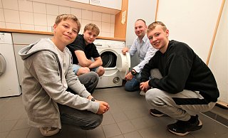 Wäschewaschen ist Teil des Kurses "Fit for Life" an der Paderborner Friedrich-Spee-Gesamtschule. Das zeigen (v.l.) Henning Hentze, Elias Mesenzew, Lehrer und Gesamtschulrektor Benjamin Eke sowie Roland Prieb. - Rajkumar Mukherjee Wäschewaschen ist Teil des Kurses "Fit for Life" an der Paderborner Friedrich-Spee-Gesamtschule. Das zeigen (v.l.) Henning Hentze, Elias Mesenzew, Lehrer und Gesamtschulrektor Benjamin Eke sowie Roland Prieb. - Rajkumar Mukherjee
