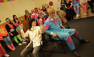 Jeck: Im Warburger Behördenhaus feiern die Damen der Verwaltung mit Thomas Anders (Bürgermeister Tobias Scherf) und Dieter Bohlen (Beigeordneter Andreas Niggemeyer). - Dieter Scholz Jeck: Im Warburger Behördenhaus feiern die Damen der Verwaltung mit Thomas Anders (Bürgermeister Tobias Scherf) und Dieter Bohlen (Beigeordneter Andreas Niggemeyer). - Dieter Scholz
