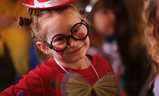 Diese junge Clownin mit Harry-Potter-Brille ist mit Feuereifer beim Kinderkarneval im Wasserschloss Ovelgönne dabei. - Ulf Hanke Diese junge Clownin mit Harry-Potter-Brille ist mit Feuereifer beim Kinderkarneval im Wasserschloss Ovelgönne dabei. - Ulf Hanke