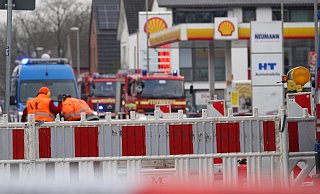 Die Carl-Severing-Straße in Quelle bleibt vorerst weiträumig gesperrt. Ein Gasleck muss hier repariert werden. Die Polizei informiert die Anwohner. - Paul Brinkmann Die Carl-Severing-Straße in Quelle bleibt vorerst weiträumig gesperrt. Ein Gasleck muss hier repariert werden. Die Polizei informiert die Anwohner. - Paul Brinkmann