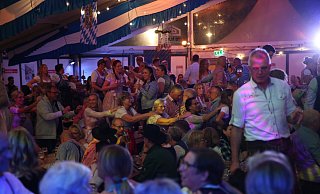 2024 war das Oktoberfest ein voller Erfolg: Polonaise war Pflicht. - (Archivbild): Elke Niedringhaus-Haasper 2024 war das Oktoberfest ein voller Erfolg: Polonaise war Pflicht. - (Archivbild): Elke Niedringhaus-Haasper