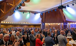 Das Publikum spendete dem geehrten Altbürgermeister Heinrich Vieker im Stehen minutenlang Applaus. - David Scholtissek Das Publikum spendete dem geehrten Altbürgermeister Heinrich Vieker im Stehen minutenlang Applaus. - David Scholtissek