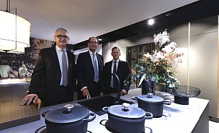 Der Verler Küchenhersteller Nobilia, hier die Geschäftsführung mit Christopher Stenzel (v. l.), Lars Bopf und Frank Kramer, erwartet bei der Hausmesse am Standort Sürenheide bis zum kommenden Dienstag mehr als 17.000 Kunden aus über 60 Ländern. - Roland Thoering Der Verler Küchenhersteller Nobilia, hier die Geschäftsführung mit Christopher Stenzel (v. l.), Lars Bopf und Frank Kramer, erwartet bei der Hausmesse am Standort Sürenheide bis zum kommenden Dienstag mehr als 17.000 Kunden aus über 60 Ländern. - Roland Thoering