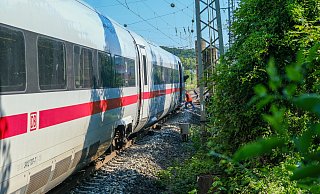 Der ICE in Fahrtrichtung Bielefeld kam etwa 500 Meter vor dem Bahnhof Bielefeld-Brackwede zum Stehen. - Andreas Zobe Der ICE in Fahrtrichtung Bielefeld kam etwa 500 Meter vor dem Bahnhof Bielefeld-Brackwede zum Stehen. - Andreas Zobe