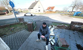 Anwohner Mahmud Fakih sitzt auf den Trümmern seiner Gartenmauer. Zweimal sind Autos bei Unfällen auf der Kreuzung in die Grundstücksbegrenzung gekracht. - Ulf Hanke Anwohner Mahmud Fakih sitzt auf den Trümmern seiner Gartenmauer. Zweimal sind Autos bei Unfällen auf der Kreuzung in die Grundstücksbegrenzung gekracht. - Ulf Hanke