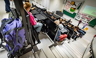 Der Hörsaal 15 im sanierten Teil der Universität Bielefeld ist von Studenten und Studentinnen besetzt worden - aus Protest gegen drohende Kürzungen der Finanzmittel durch das Land. - Sarah Jonek Der Hörsaal 15 im sanierten Teil der Universität Bielefeld ist von Studenten und Studentinnen besetzt worden - aus Protest gegen drohende Kürzungen der Finanzmittel durch das Land. - Sarah Jonek