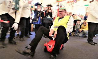 Unter dem Jubel der Gäste muss Steinheims Bürgermeister Carsten Torke Bobby-Car durchs Rathaus fahren. - David Schellenberg Unter dem Jubel der Gäste muss Steinheims Bürgermeister Carsten Torke Bobby-Car durchs Rathaus fahren. - David Schellenberg